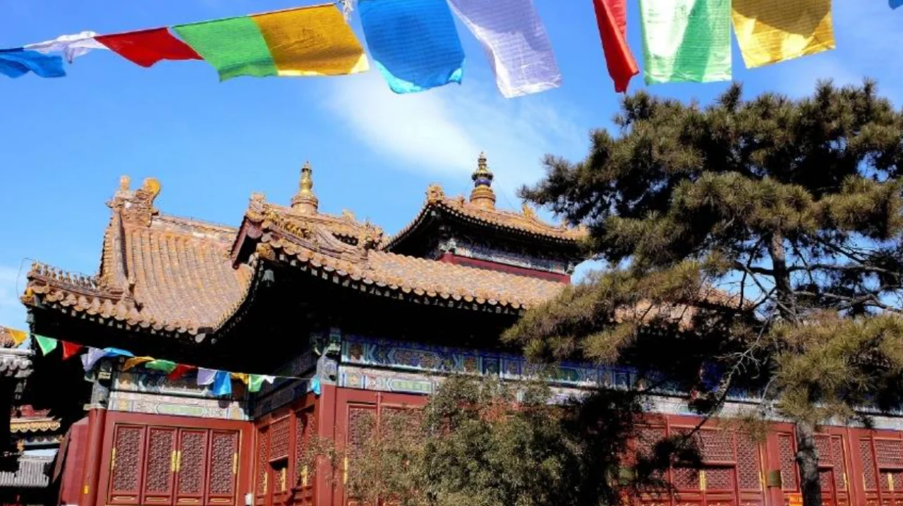 寺院與風馬旗